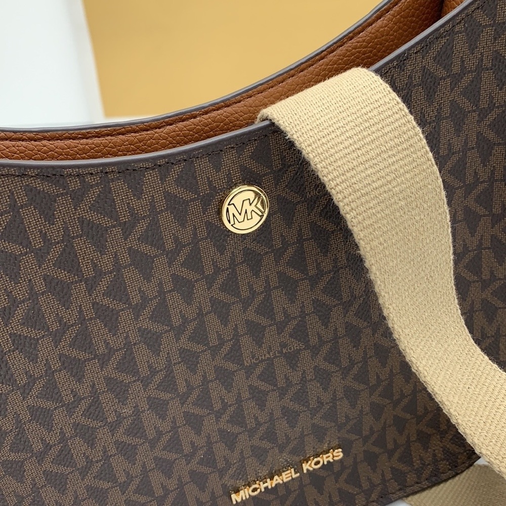 MICHAEL KORS
Briley Small Logo Messenger Bag Brown signature color - Picture 7 of 15